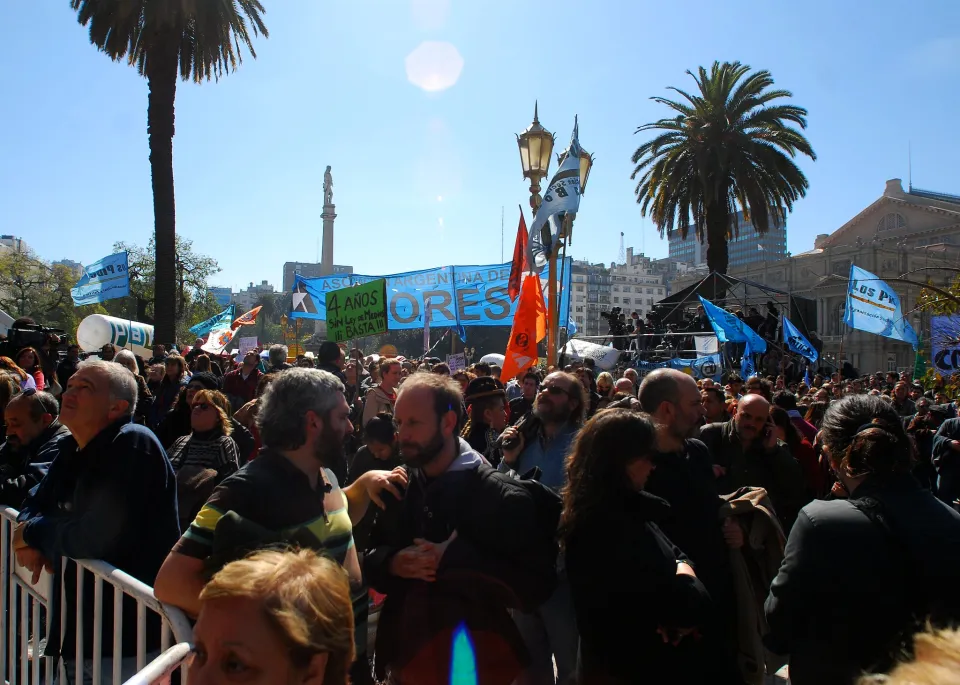 A public gathering ahead of the 2013 elections in Argentina. (<a href=https://www.idea.int/es/theme/